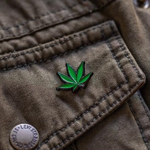 Weed leaf enamel lapel pin/ Weed leaf Brooch / Clothes pins / Marijuana Leaf Green Enamel Metal Lapel Pin / Marijuana Pin / Pot leaf pin